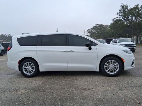 Used 2026 Chrysler Pacifica Select image 8