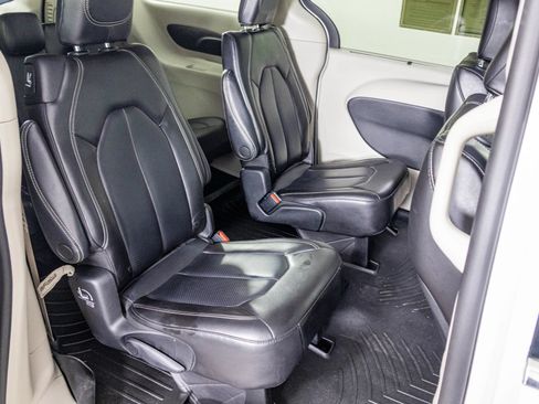 Used 2023 Chrysler Pacifica Touring-L FWD image 42