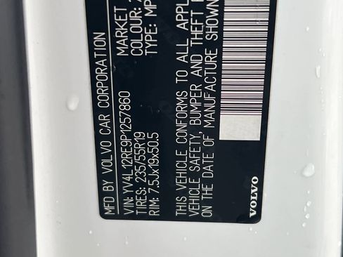 Used 2023 Volvo XC60 B5 Plus image 36