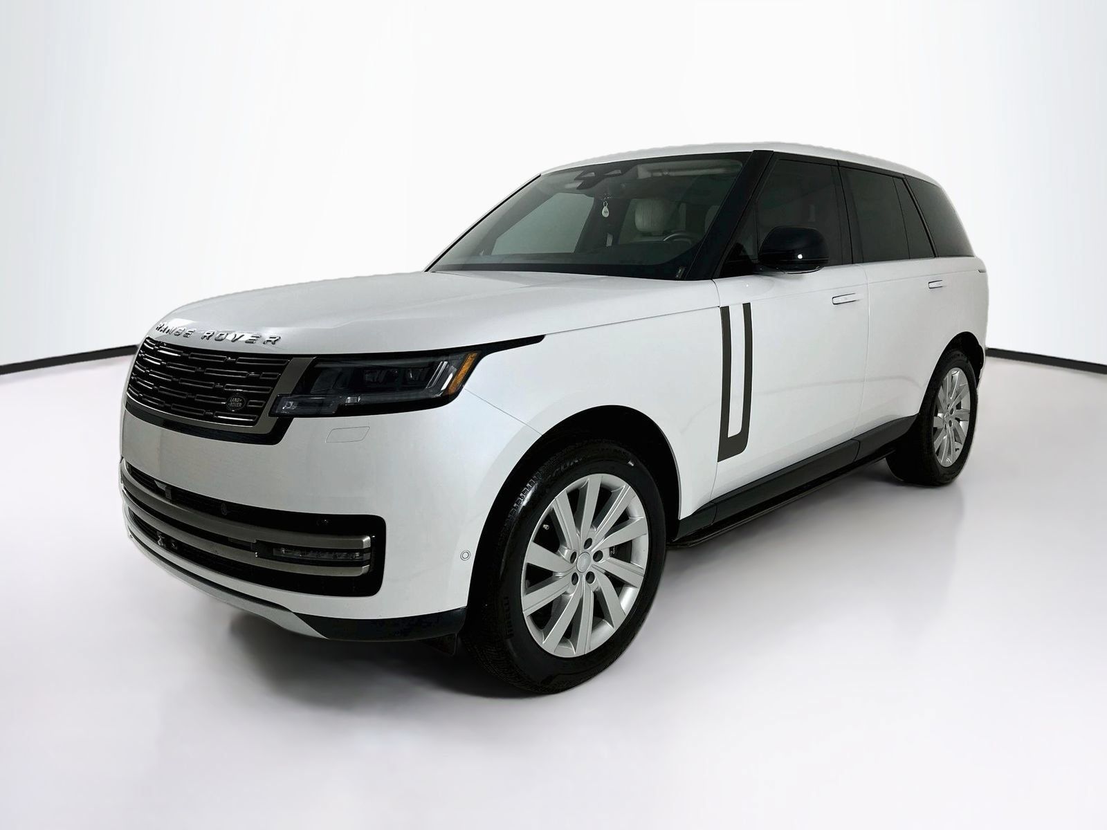 Used 2025 Land Rover Range Rover SE AWD/4WD image 3