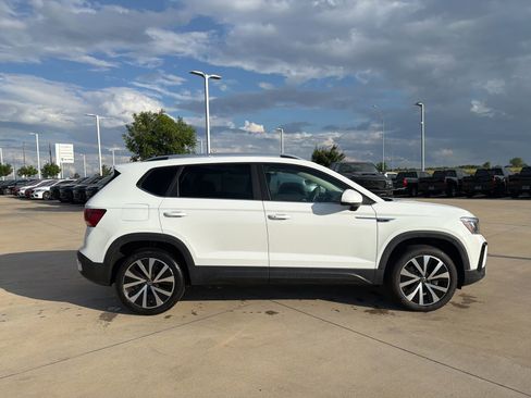 Used 2024 Volkswagen Taos SE FWD image 6