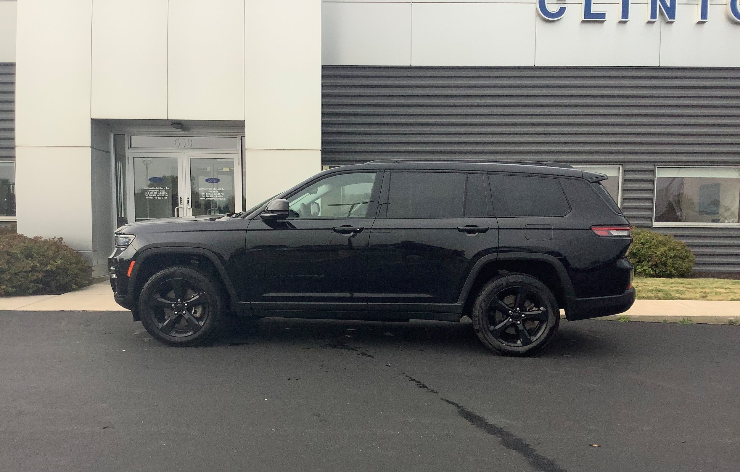 Used 2023 Jeep Grand Cherokee L Limited w/ Black Appearance Package AWD/4WD image 2
