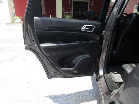 Used 2020 Jeep Grand Cherokee Altitude AWD/4WD image 23