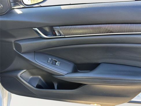 Used 2018 Honda Accord EX-L image 32