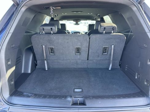 Certified 2023 Chevrolet Traverse LT w/ Rear Camera Mirror Package image 9