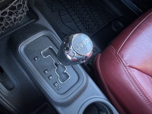 Used 2013 Jeep Wrangler Unlimited Rubicon image 30