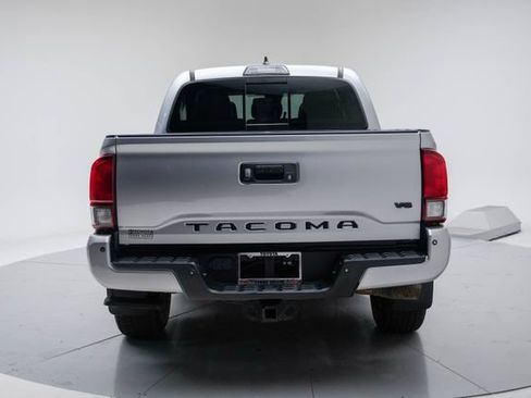 Used 2019 Toyota Tacoma TRD Sport AWD/4WD image 4