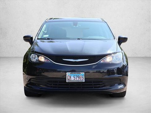 Used 2017 Chrysler Pacifica LX FWD image 2