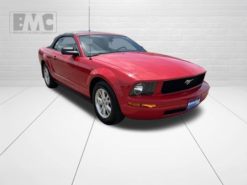 Used 2007 Ford Mustang Convertible RWD image 2