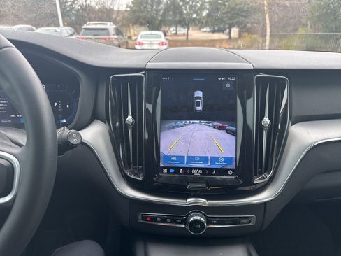 Used 2023 Volvo XC60 B5 Core image 24