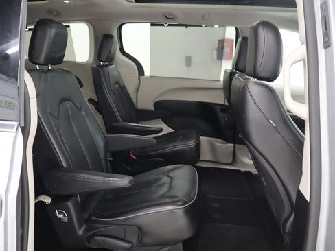 Used 2019 Chrysler Pacifica Limited FWD image 18