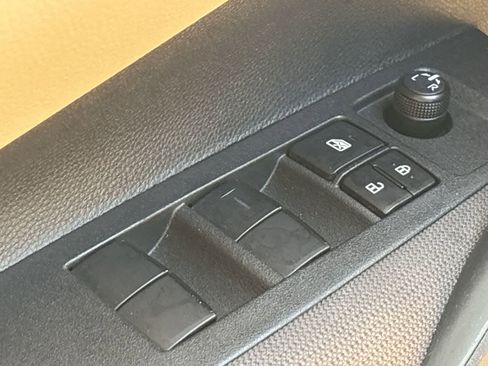 Used 2025 Toyota Corolla LE image 37