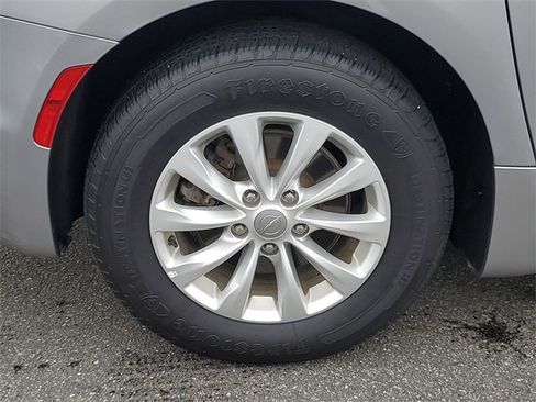 Used 2017 Chrysler Pacifica Touring-L image 9