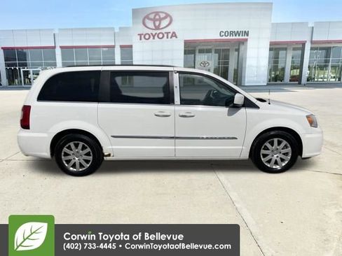 Used 2013 Chrysler Town & Country Touring image 6