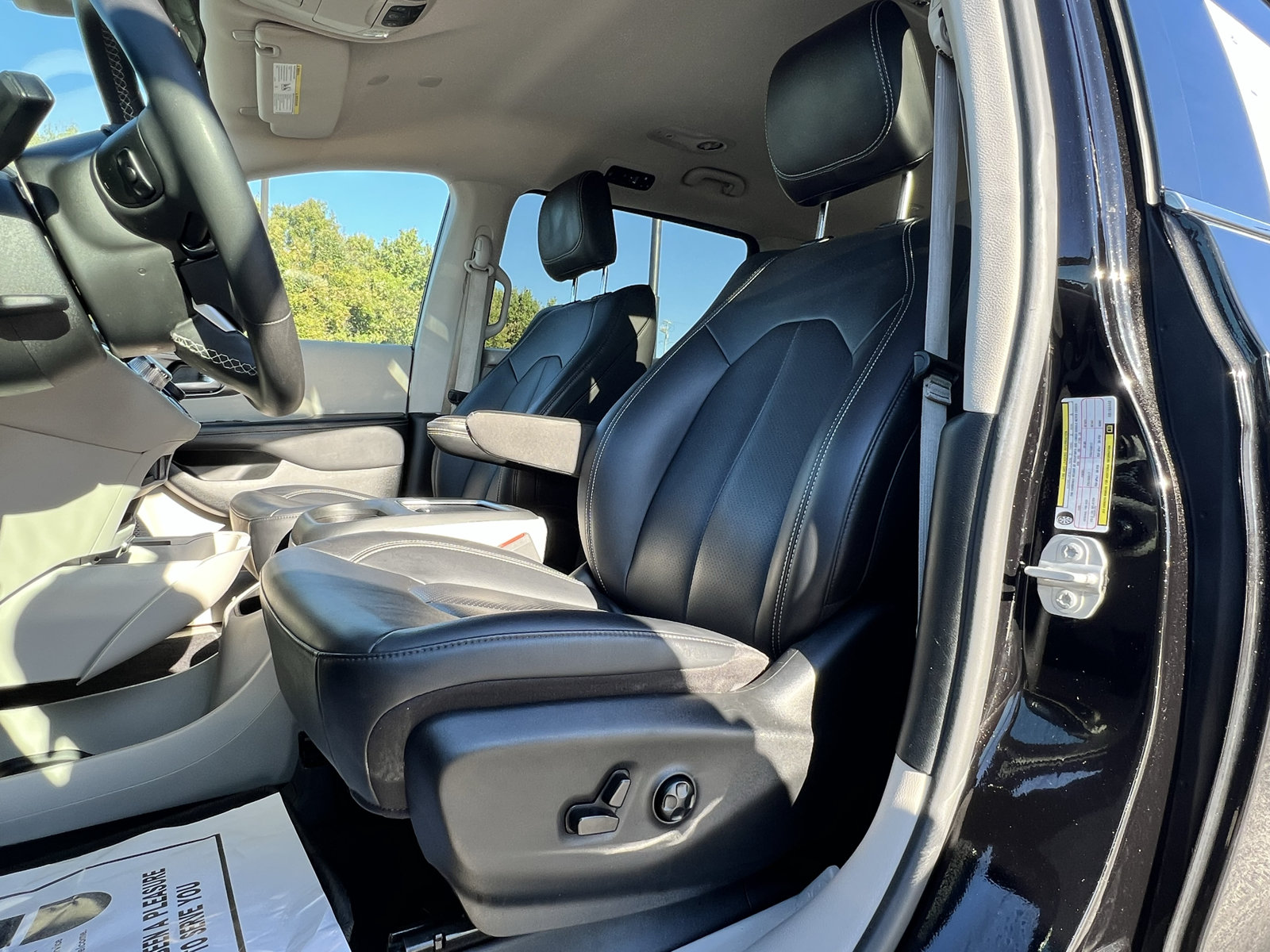 Used 2024 Chrysler Pacifica Limited FWD image 30