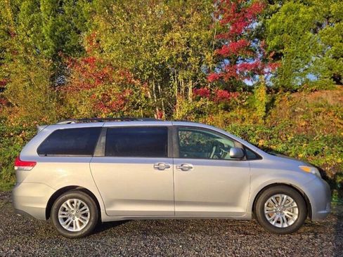 Used 2012 Toyota Sienna XLE w/ Premium Pkg image 5