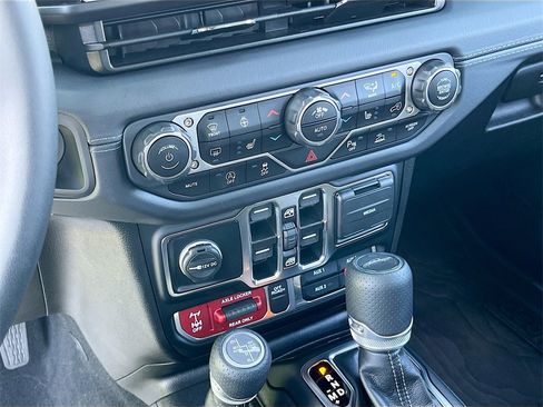 Certified 2025 Jeep Gladiator Mojave image 16