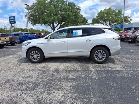 Used 2023 Buick Enclave Essence image 6