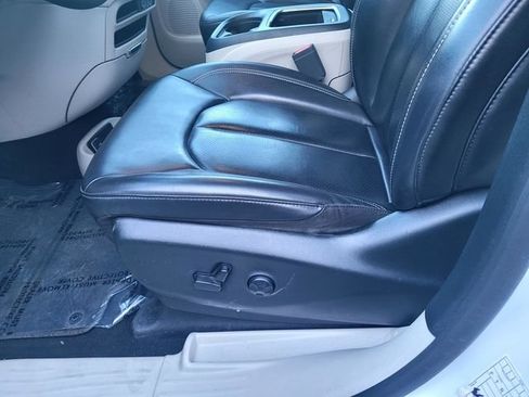 Used 2023 Chrysler Pacifica Touring-L FWD image 13