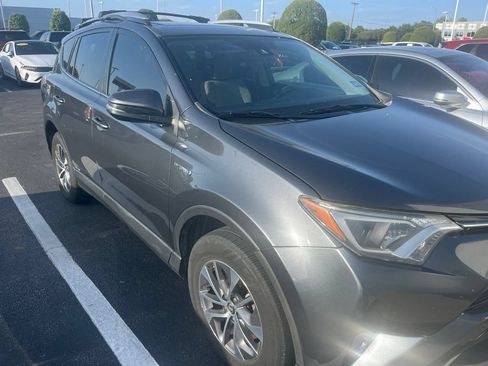 Used 2017 Toyota RAV4 XLE w/ Convenience Package AWD/4WD image 3