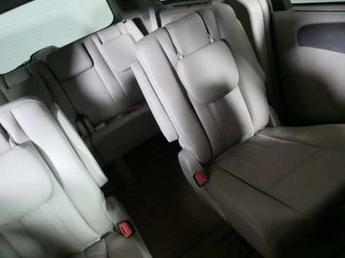 Used 2013 Chrysler Town & Country Touring-L w/ Driver Convenience Group FWD image 14