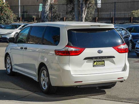 Used 2020 Toyota Sienna L image 6