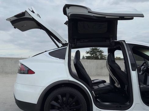 Used 2017 Tesla Model X 90D image 7