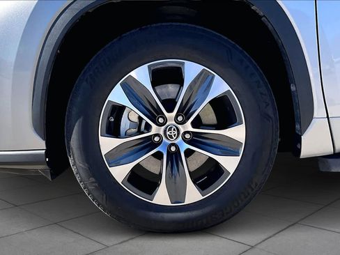 Used 2022 Toyota Highlander XLE image 9