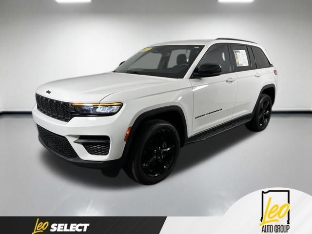 Used 2023 Jeep Grand Cherokee Altitude RWD image 1