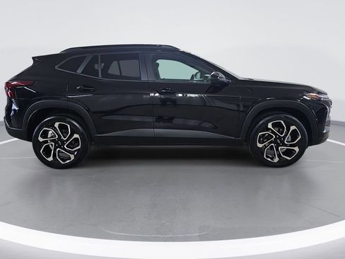 Certified 2025 Chevrolet Trax RS w/ Sunroof Package FWD image 2