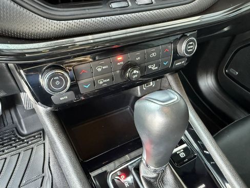 Used 2023 Jeep Compass Latitude w/ Sun and Sound Group AWD/4WD image 21