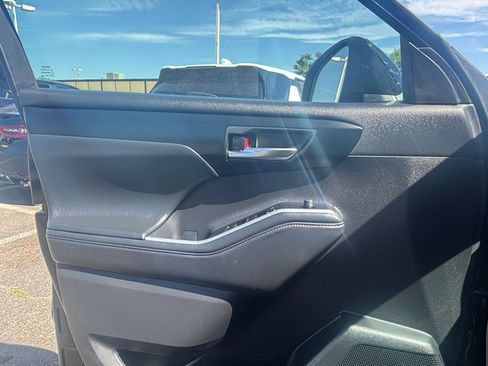 Used 2025 Toyota Highlander XSE AWD/4WD image 18
