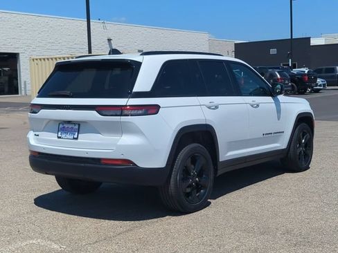 Used 2023 Jeep Grand Cherokee Altitude AWD/4WD image 3
