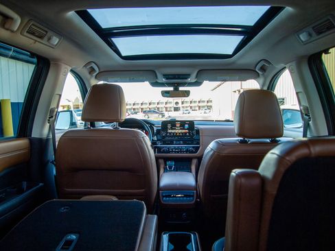 Used 2023 Nissan Pathfinder Platinum w/ Lighting Package (N93) image 34