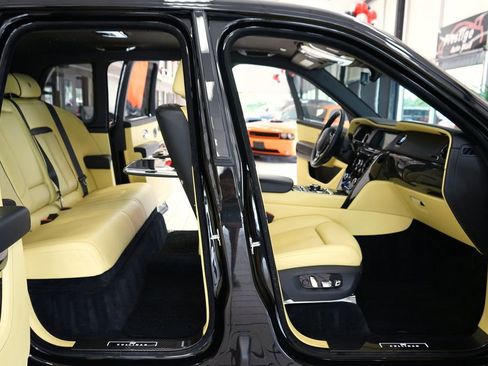 Used 2022 Rolls-Royce Cullinan Black Badge w/ Dark Exterior Package AWD/4WD image 59