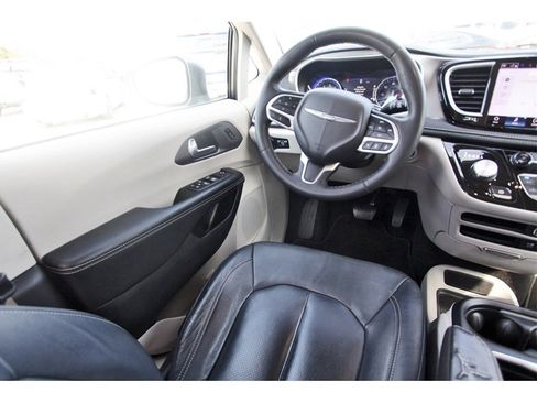 Used 2022 Chrysler Pacifica Touring-L image 10