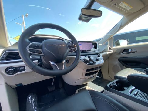 Used 2024 Chrysler Pacifica Touring-L FWD image 35