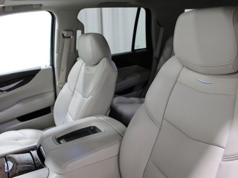 Used 2016 Cadillac Escalade Luxury AWD/4WD image 4