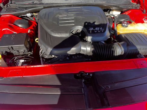 Used 2015 Dodge Challenger SXT image 7