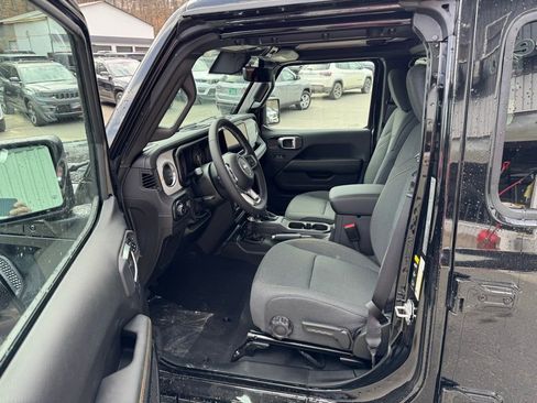 New 2025 Jeep Wrangler Unlimited Sahara w/ Technology Group AWD/4WD image 7