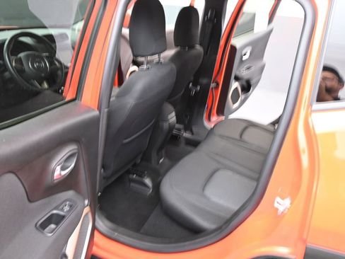 Used 2015 Jeep Renegade Latitude image 10
