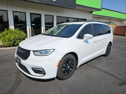 Used 2022 Chrysler Pacifica Touring-L FWD image 2