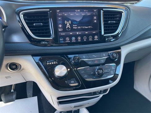 Used 2019 Chrysler Pacifica Limited image 11