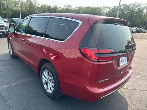 Used 2027 Chrysler Pacifica Select AWD/4WD image 7