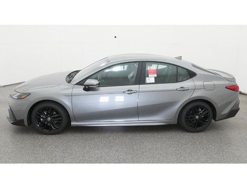 Used 2026 Toyota Camry SE FWD image 3