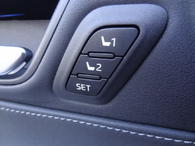 Used 2021 Toyota Venza XLE w/ Softex Package AWD/4WD image 16