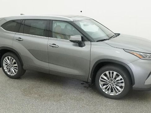New 2026 Toyota Highlander Platinum AWD/4WD image 12