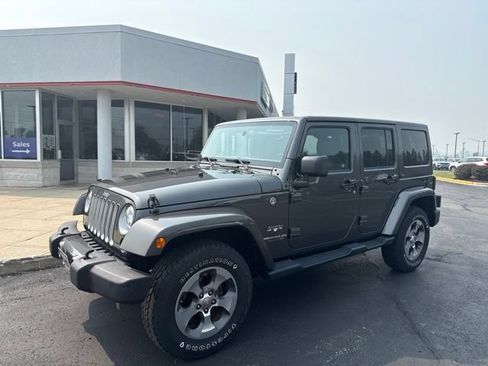 Used 2017 Jeep Wrangler Unlimited Sahara w/ Connectivity Group AWD/4WD image 5