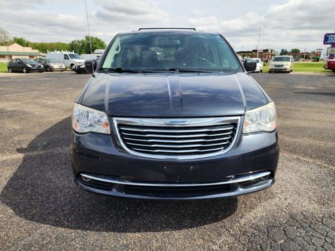 Used 2013 Chrysler Town & Country Touring FWD image 13