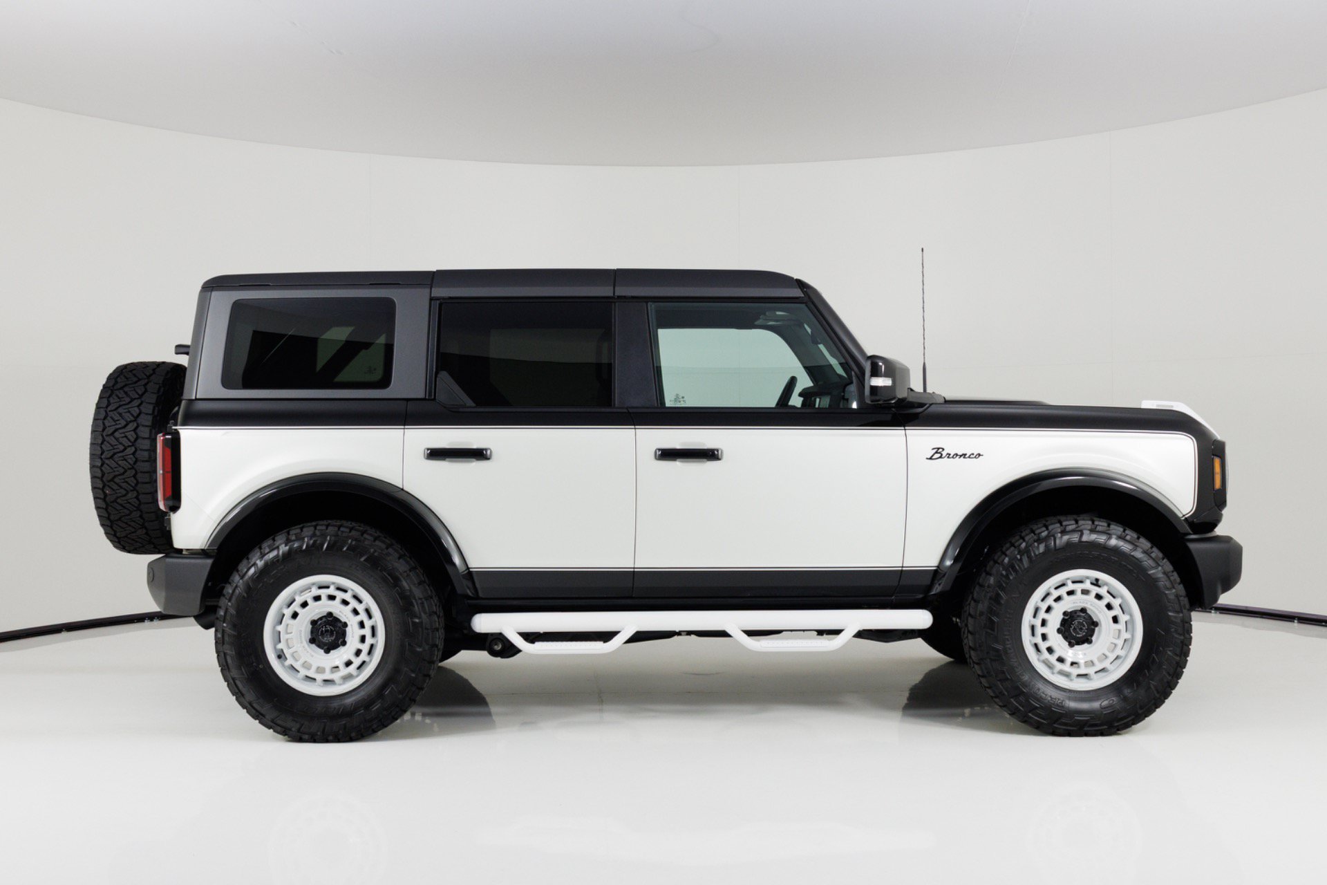 Used 2025 Ford Bronco Outer Banks AWD/4WD image 2